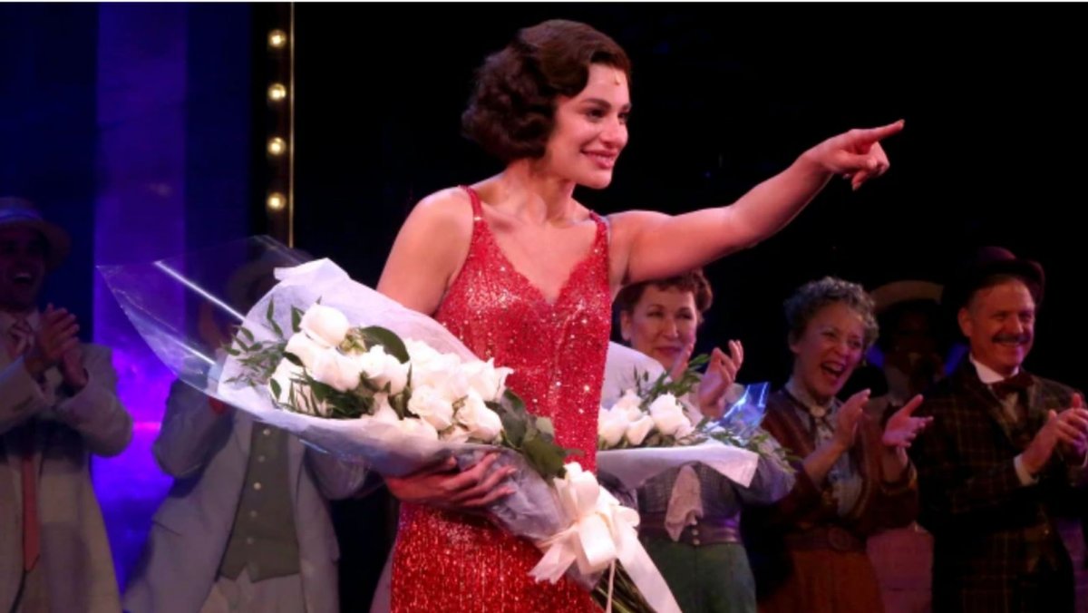 Lea Michele grande successo a Broadway con Funny Girl, standing ovation per l'attrice di Glee