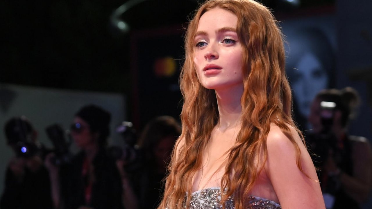 Sadie Sink sul red carpet in una scena di The Whale