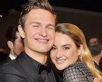Dirty Dancing: Ansel Elgort e Shailene Woodley ricreano la famosa scena del ballo (FOTO)