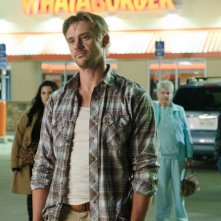 Vengeance: Boyd Holbrook in una scena del film