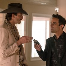 Vengeance: B.J. Novak, Ashton Kutcher in una scena del film