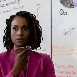 Vengeance: Issa Rae in una scena del film