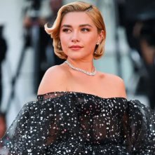 Don't Worry Darling: Florence Pugh splendente in Valentino sul red carpet di Venezia 2022