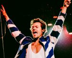 Harry Styles scherza sul palco: 'Ho fatto un salto a Venezia per sputare addosso a Chris Pine'