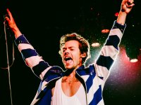 Harry Styles scherza sul palco: 'Ho fatto un salto a Venezia per sputare addosso a Chris Pine'