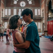 Hollyblood: Óscar Casas, Isa Montalbán in una scena del film