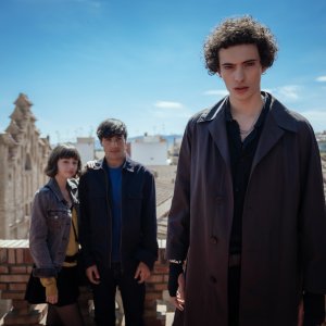 Hollyblood: Óscar Casas, Tyler Shamy, Isa Montalbán in una scena del film