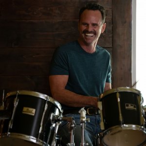 Dreamin' Wild: Walton Goggins in una scena del film