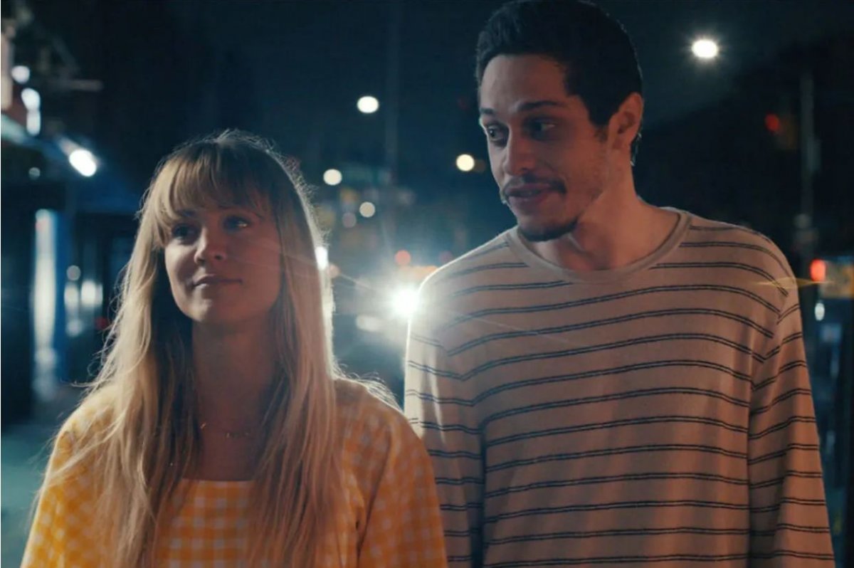Meet Cute Kaley Cuoco e Pete Davidson nel trailer della commedia romantica