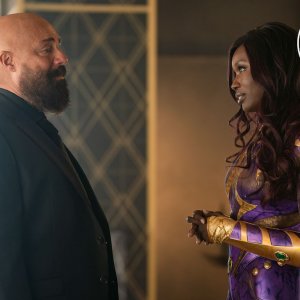 Titans 4: Titus Welliver e Anna Diop in una scena