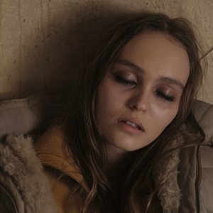 Confini e dipendenze: Lily-Rose Depp in una scena del film