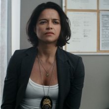 Confini e dipendenze: Michelle Rodriguez in una scena del film