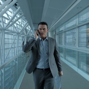 Confini e dipendenze: Luke Evans in  una scena del film