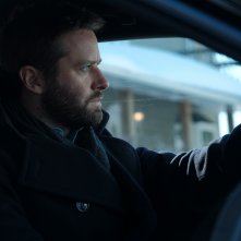 Confini e dipendenze: Armie Hammer in una scena del film