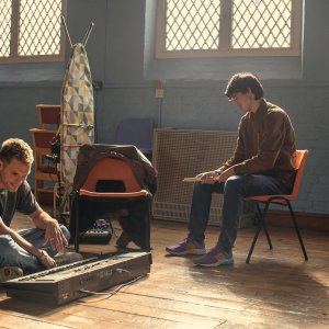 Ero una popstar: Ed Skrein e Leo Long in una scena del film