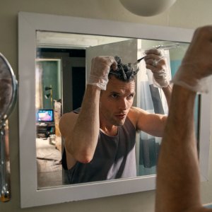 Ero una popstar: Ed Skrein in una scena