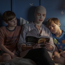 Goodnight Mommy: Naomi Watts, Nicholas Crovetti, Cameron Crovetti in una scena del film