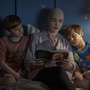 Goodnight Mommy: Naomi Watts, Nicholas Crovetti, Cameron Crovetti in una scena del film