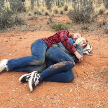 Outback: Taylor Wiese e Lauren Lofberg in una scena del film