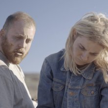 Outback: Taylor Wiese e Lauren Lofberg in una scena del film