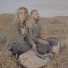 Outback: Taylor Wiese e Lauren Lofberg in una scena del film