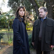 Petra 2: Paola Cortellesi, Andrea Pennacchi in una scena del primo episodio