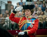 The Crown: le protagoniste rendono omaggio alla Regina Elisabetta II