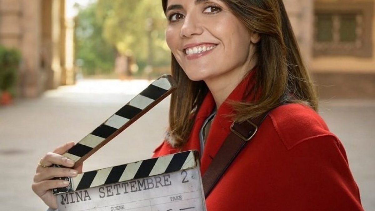 Mina Settembre 2 Serena Rossi Questa Tipa Col Cappottino Rosso Mi 