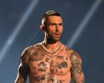 Adam Levine nega di aver tradito la moglie ma ammette di aver 'oltrepassato il limite'