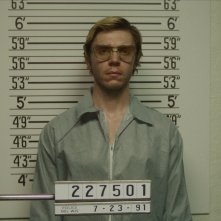 Dahmer: Evan Peters in una scena