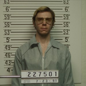 Dahmer: Evan Peters in una scena