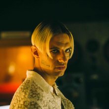 Prisma: Achille Lauro in una scena della serie