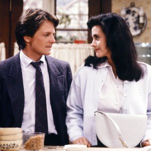 Casa Keaton: Michael J. Fox e Courtney Cox in una scena della serie