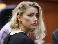 'Amber Heard è indifferente alla relazione di Johnny Depp con il suo avvocato', svela una fonte