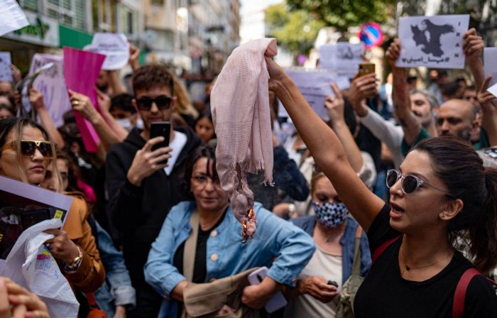 Asghar Farhadi invita gli artisti di tutto il mondo a unirsi alla protesta delle donne dell'Iran