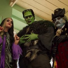 The Munsters: Sheri Moon Zombie, Jeff Daniel Phillips, Daniel Roebuck in una scena del film