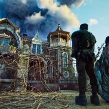 The Munsters: Sheri Moon Zombie, Jeff Daniel Phillips, Daniel Roebuck in una scena