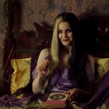 The Munsters: Sheri Moon Zombie in una scena