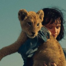 King - Un cucciolo da salvare: Lou Lambrecht con il leoncino in una scena del film