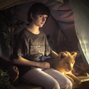 King - Un cucciolo da salvare: Lou Lambrecht con il leoncino in una scena del film