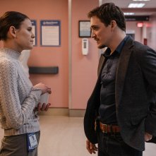 Smile: Sosie Bacon, Kyle Gallner in una scena del film