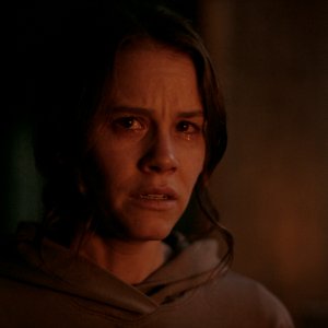 Smile: Sosie Bacon in una scena