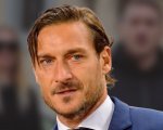 Francesco Totti bacia Noemi Bocchi davanti ai figli e agli amici