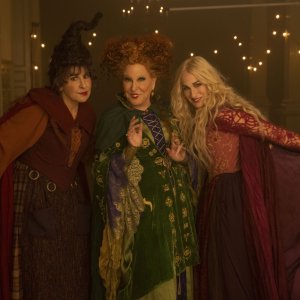 Hocus Pocus 2: Bette Midler, Sarah Jessica Parker, Kathy Najimy in una scena