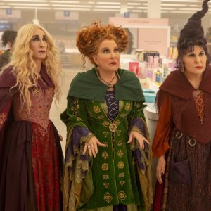 Hocus Pocus 2: Bette Midler, Sarah Jessica Parker, Kathy Najimy in una scena del film