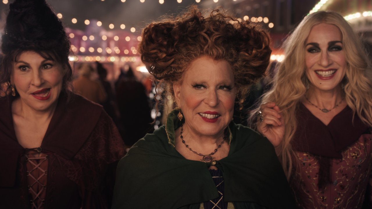 Kathy Najimy, Bette Midler e Sarah Jessica Parker in una scena di Hocus Pocus 2
