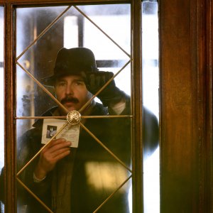 Omicidio nel West End: Sam Rockwell in una scena del film