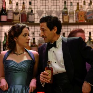 Omicidio nel West End: Pearl Chanda, Adrien Brody in una scena del film