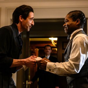 Omicidio nel West End: Adrien Brody, David Oyelowo in una scena del film