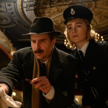Omicidio nel West End: Saoirse Ronan, Sam Rockwell in una scena del film